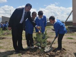 Ağrılı Öğrenciler, 'Senin De Bir Dikili Ağacın Olsun' Projesi İle Fidan Dikti