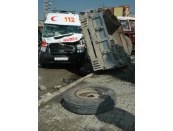 Osmaniye’de Ambulans Traktörle Çarpıştı