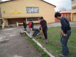 Facebook'ta Örgütlenerek Okul Ve Yurt Bahçelerine Fidan Diktiler