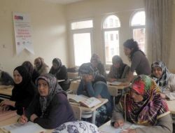 Gelin Kaynana Aynı Sırada Okuma –yazma Öğreniyor