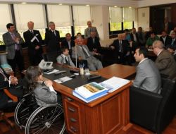 Engelli Başkan Koltuğa Oturdu, Talimatları Sıraladı