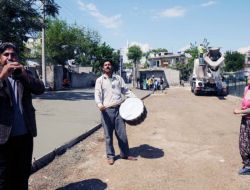 Yolları Yapılan Mahalle Sakinlerinden Davullu Zurnalı Karşılama