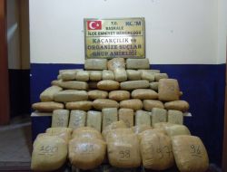 Tezek Yığınları Arasından 104 Kilo Esrar