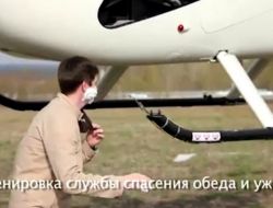 Yerdeki Genci Helikopterin Ayağıyla Tıraş Eden Pilot, İzleme Rekoru Kırıyor