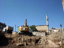 Niğde'de Bakımsız Yapıların Yerine Otopark Yapılıyor