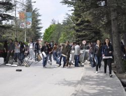 ÜNİVERSİTEDE İKİ GRUBUN KAVGASI