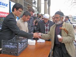 Ebu İshak Vakfı, 2 Bin Kişiye Etli Pilav Dağıttı