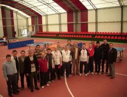 Masa Tenisi Turnuvasında Öğrencilerin Yerine Babaları Karşılaştı