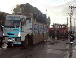 Kağıt Yüklü Kamyon Seyir Halindeyken Yandı