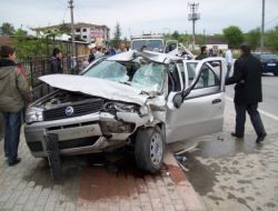 Araçta Sıkışan Sürücüyü İtfaiye Ve Sağlık Ekipleri Kurtardı