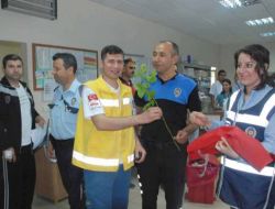 Toplum Destekli Polisler Sağlık Çalışanlarına Gül Verdi