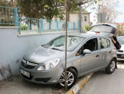 Korna Sesinden Korkan Kadın Sürücü Okul Duvarına Çarptı