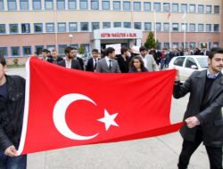 Omü’de Bir Grup Genç Yürüyüş Yaptı