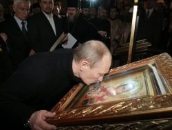 Putin’i Hz. İsa'nın Havarisi Sanıyorlar!