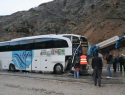 Kayalardan Kaçan Tır Otobüsle Çarpıştı