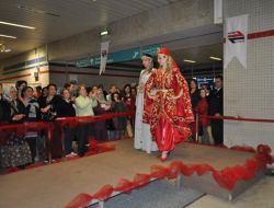 Metroya Geldiler Defile Seyrettiler!