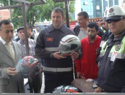 Salihli Polisi, Ceza Yememiş Motosiklet Sürücülere Kask Hediye Etti