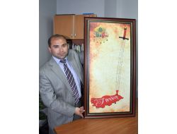 Kalem Ve Kılıç Erlerinden Oluşan Kompozisyonunu Cumhurbaşkanı'na Gönderdi