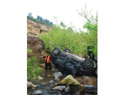 Aynı Aileden 6 Kişi Otomobille Uçtukları Kazadan Yaralı Olarak Kurtuldu.