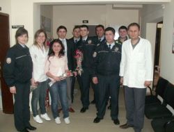 Polislerden, Hemşireler Haftası'nda Hemşirelere Karanfil