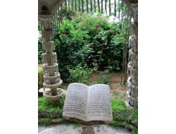 Kuran-ı Kerim'i Taşa İşliyor