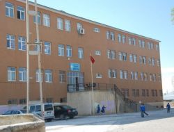 Sınıfta Mahsur Kalan Küçük Seher Camdan Atlayıp Ayağını Kırdı