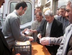 Cuma Namazı Sonrasında Vatandaşlara Helva Ve Bal Şerbeti Dağıttılar