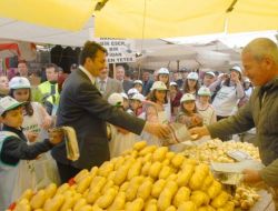 Belediye Başkanı Çocuklarla Çarşı-pazar Bez Torba Dağıttı