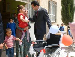 Mavi Kapakla Aldıkları Tekerlekli Sandalyeyi Arkadaşlarına Hedi Ettiler