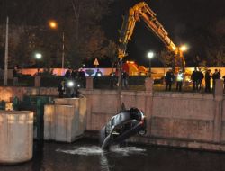 Seyir Halindeki Otomobil Porsuk Çayına Uçtu, İçindeki 2 Kişi Ölümden Döndü