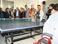 Vali Kara Ve Belediye Başkanı Bozkuş Engellilerle Masa Tenisi Oynadı