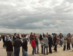 5 Bin Kişi Önce Uçurtma Uçurdu Daha Sonra Sucuk Partisi Yaptı