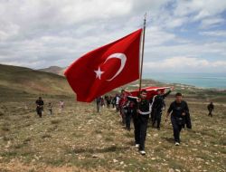 Vanlı Gençler Artos Dağı'na Tırmanıp Halay Çekti