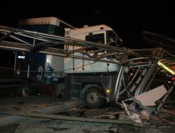 Tır Metrobüs Durağına Daldı!