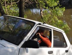 Dikkatsiz Sürücü Nehre Uçmaktan Son Anda Kurtuldu