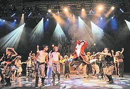 Sahnede çocuk oyuncular var!