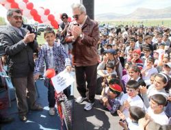 Vali Karaloğlu, Gürpınar’da Uçurtma Şenliği'ne Katıldı