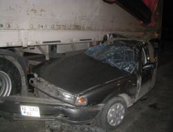 Kırmızı Işıkta Durmayan Otomobil Tır'ın Altına Girdi: 1 Ölü