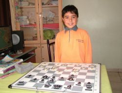 İlkokul Öğrencisi Satrançta Türkiye Birincisi Oldu