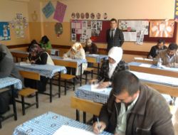 'Annem Okuyor Babam Yazıyor' Yarışmasında Kitap Okudular