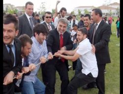 Bakan Yıldız, Gençlerle Halat Çekti!