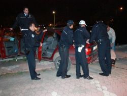 Duvarda Asılı Kalan Aracı, Polisler Tutarak Düşmekten Kurtardı