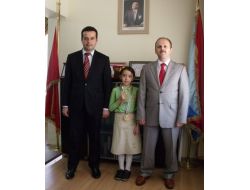 Cam Silerken Düşmeleri Engelleyecek 'Döner Pencere Projesi' İle Dünya 1.'si Oldu