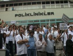 Asistan Doktorların Eylemi Sürüyor