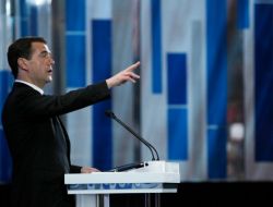 Medvedev Putin Gibi Basın Toplantısı Düzenledi