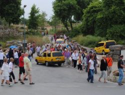 Deniz Yoluyla Antalya'ya Gelen 500 Fransız Side'de Arkeoloji Tutu Yaptı