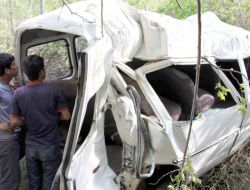 Minibüs Dereye Uçtu:1 Ölü, 1 Yaralı