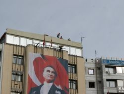 İşten Çıkarılan Konak Belediyesi'nin Taşeron İşçileri Soyunarak Eylem Yaptı