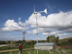 Bağevinin Elektriğini Rüzgar Ve Güneş Enerjisinden Üretti