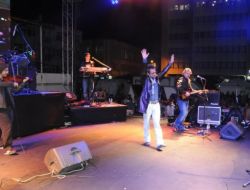 Gençlik Konseri'nde Feridun Düzağaç Sahne Aldı